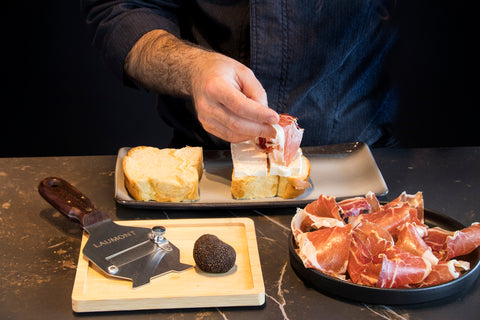 Croque au jambon ibérique, au brie et à la truffe noire