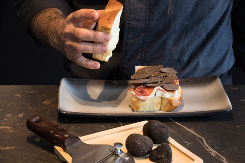 Croque au jambon ibérique, au brie et à la truffe noire