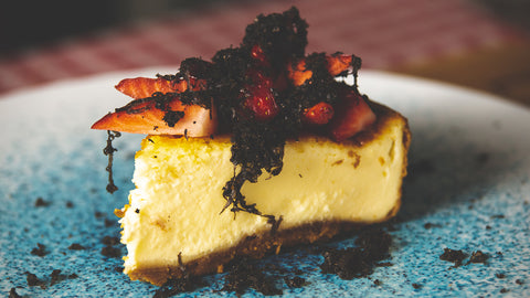 Gâteau au fromage à la truffe noire et aux fraises