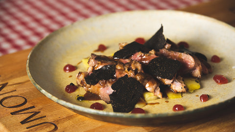 Magret de canard à la truffe noire, ananas et confiture de fraises