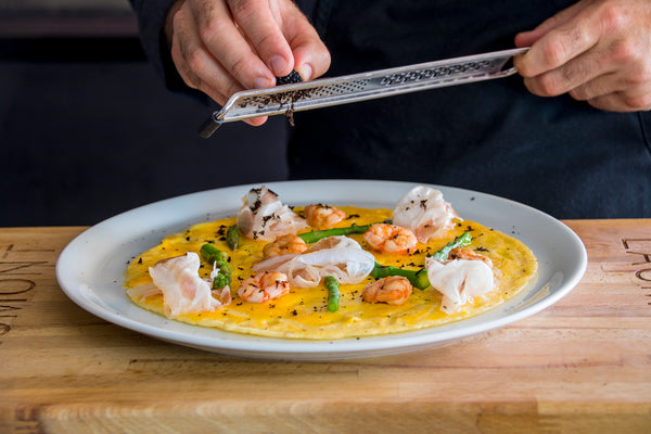 Omelette ouverte aux crevettes, au lard, aux asperges sauvages et à la truffe noire