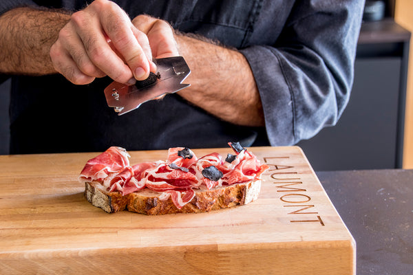 Toast au jambon ibérique et à la truffe noire