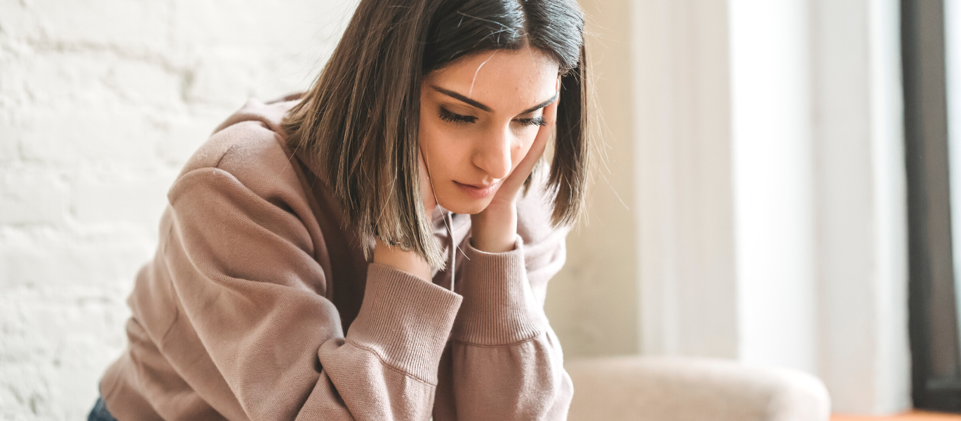 frau verzweifelt schaut nach unten endometriose