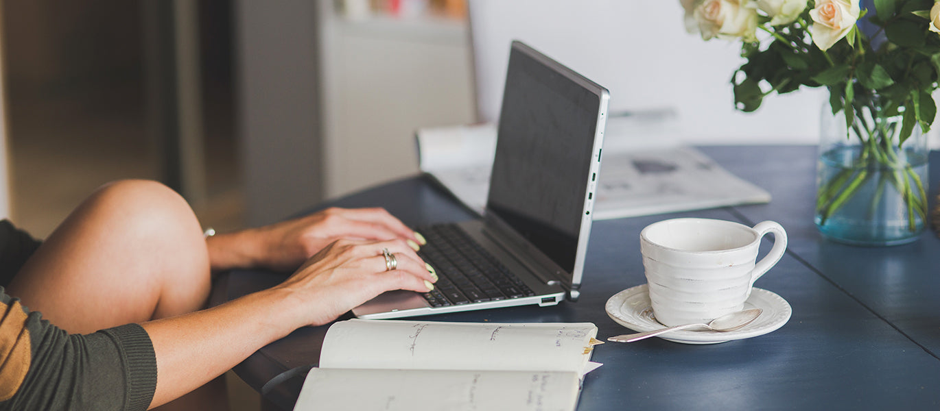 Homeoffice Gelenkbeschwerden Frau sitzt am Laptop 