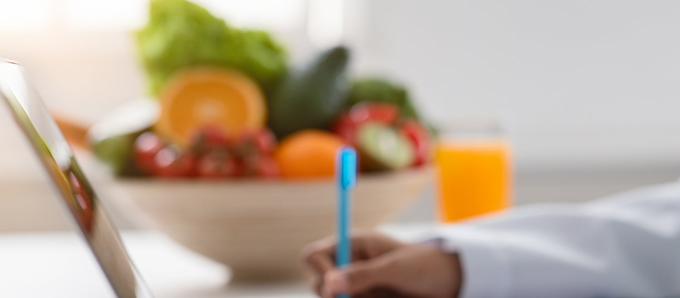 Laptop neben Obstschale Gesunde Ernährung bei der Arbeit 