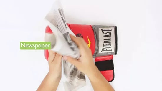 Sécher les gants de boxe avec papier journal
