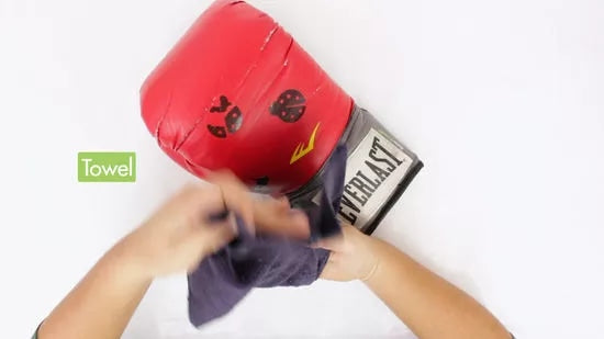 Essuyer l'intérieur des gants de boxe avec chiffon