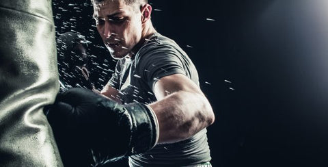 Housse de couette Athletic kickboxing de formation jeune homme à l'aide de  sac de boxe noir 