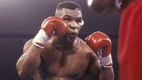 Mike Tyson en combat avec gants de compétition