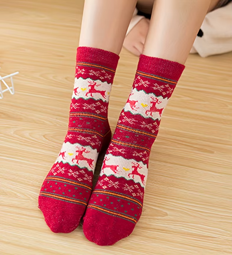 Kit com 5 pares de meias grossas com estampa cano médio – aconchegantes