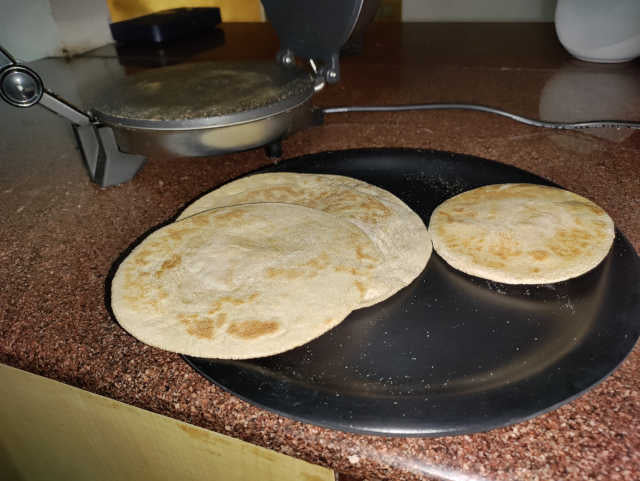 3 rotis on a plate