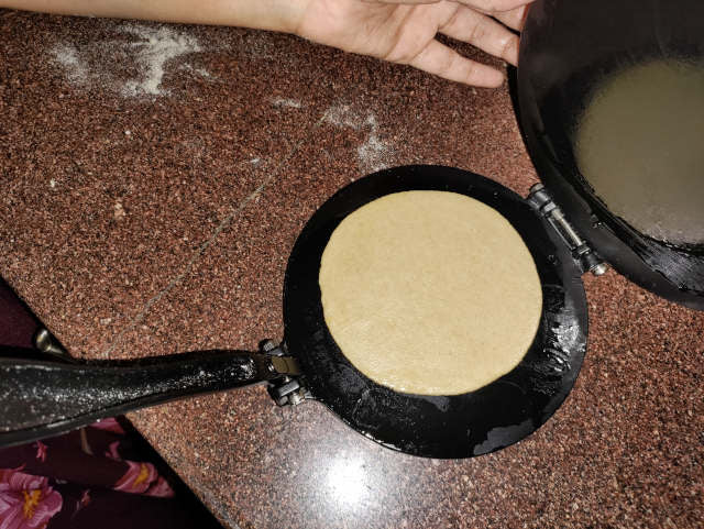 https://cdn.shopify.com/s/files/1/0517/5391/0426/files/raw-roti-quality-bornix-roti-press.jpg?v=1686142038