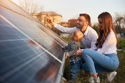 Famille devant un panneau solaire