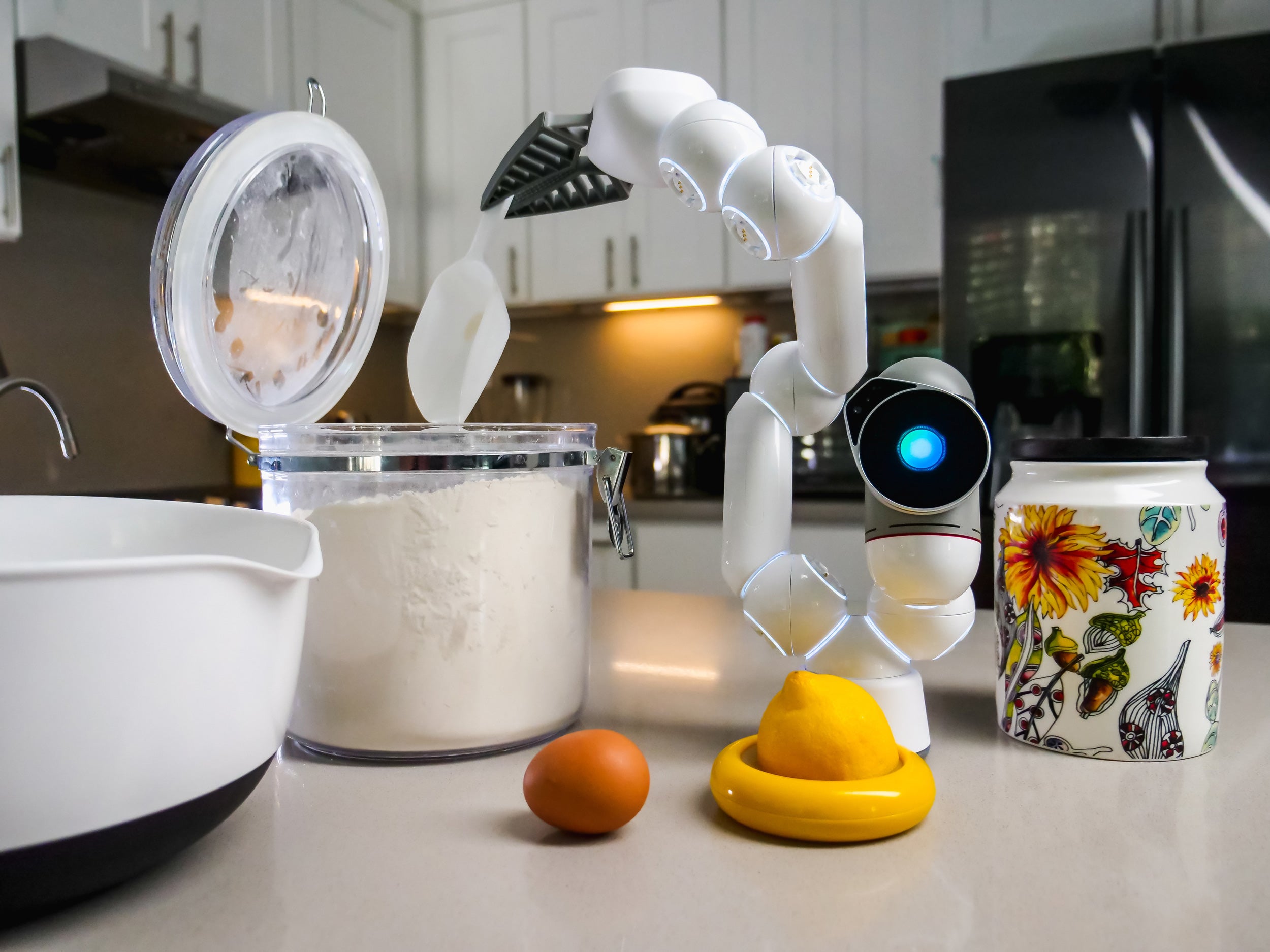 bras robotisé faisant la cuisine