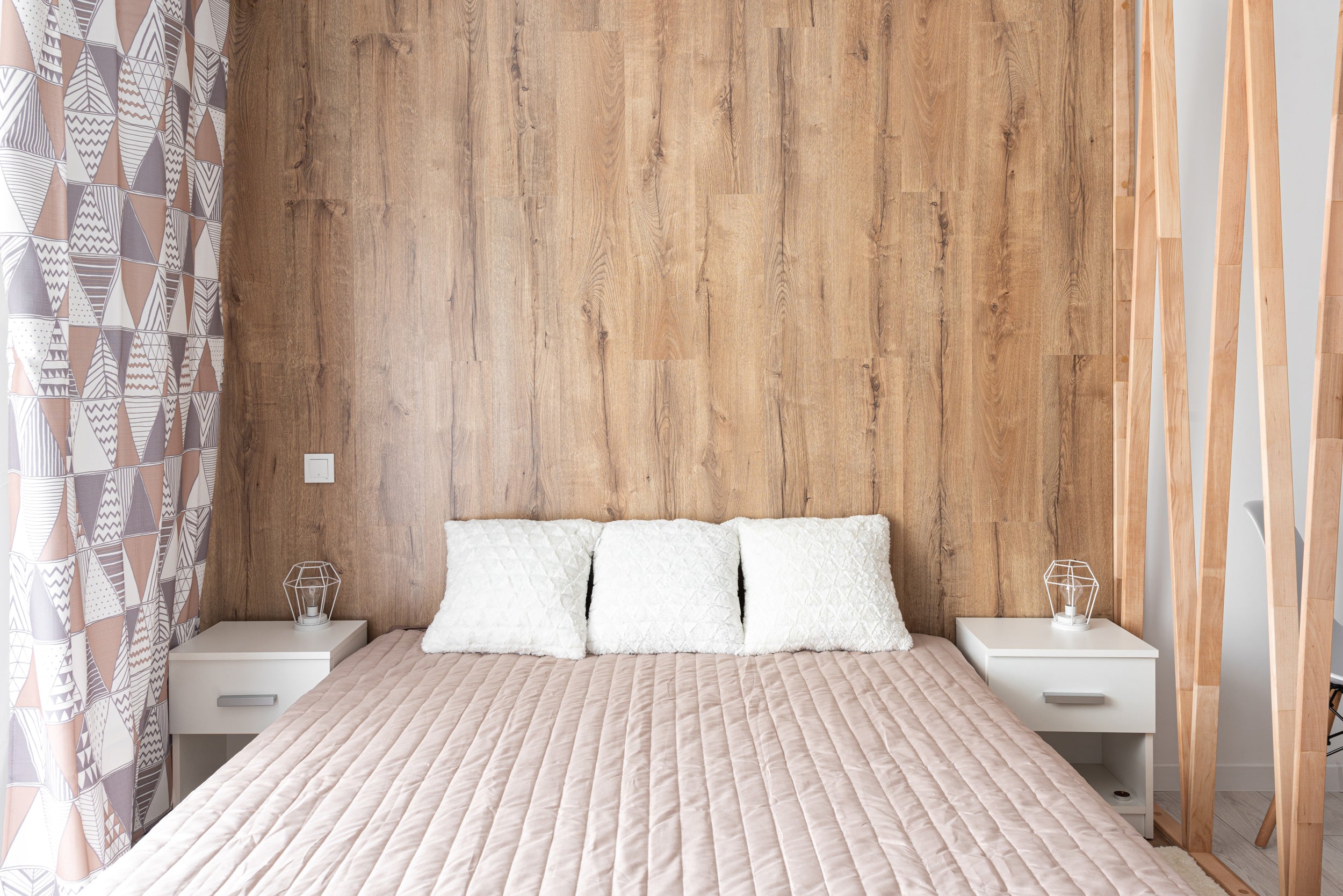 chambre bois blanc et rose paster