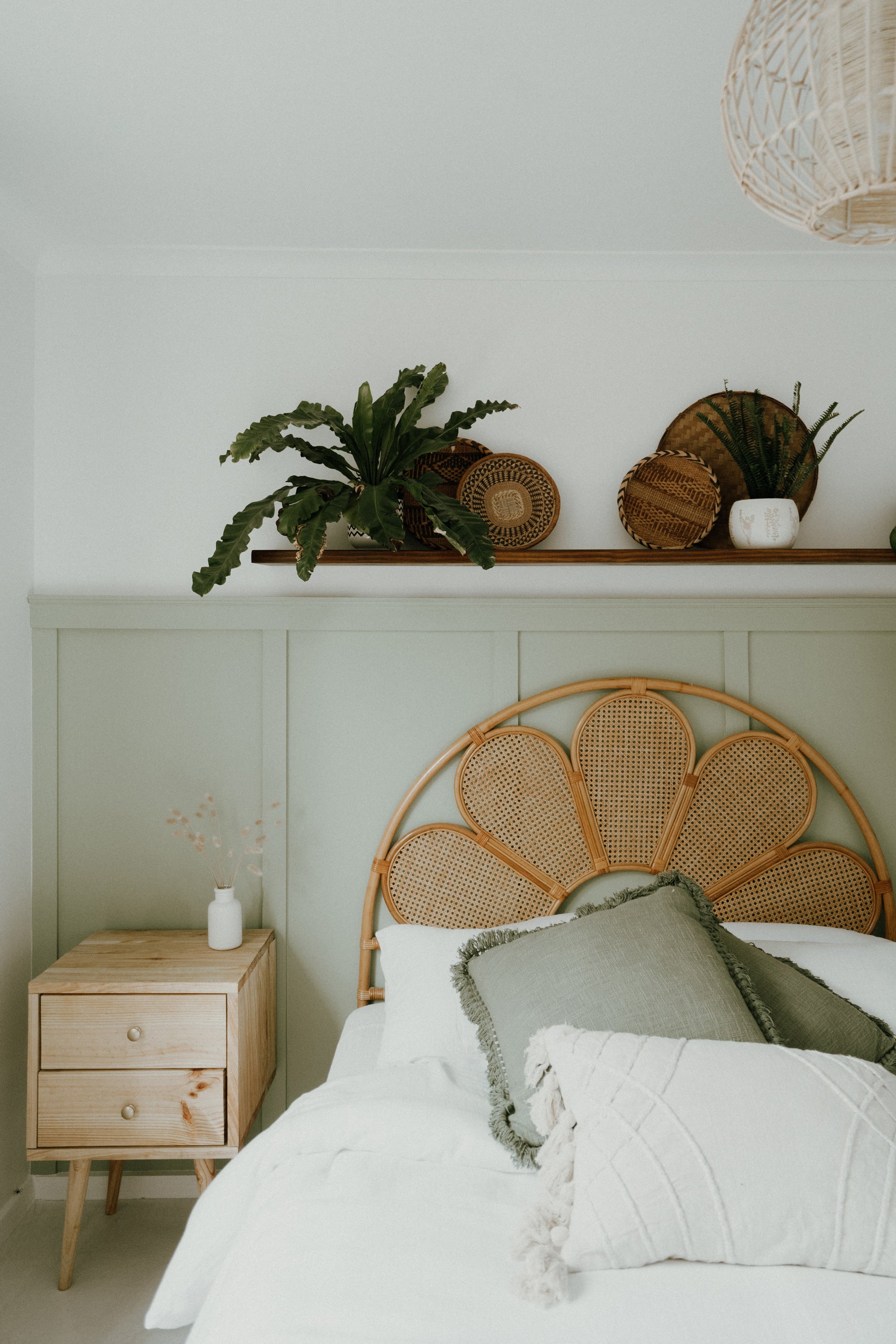 chambre avec lit rotin et plantes