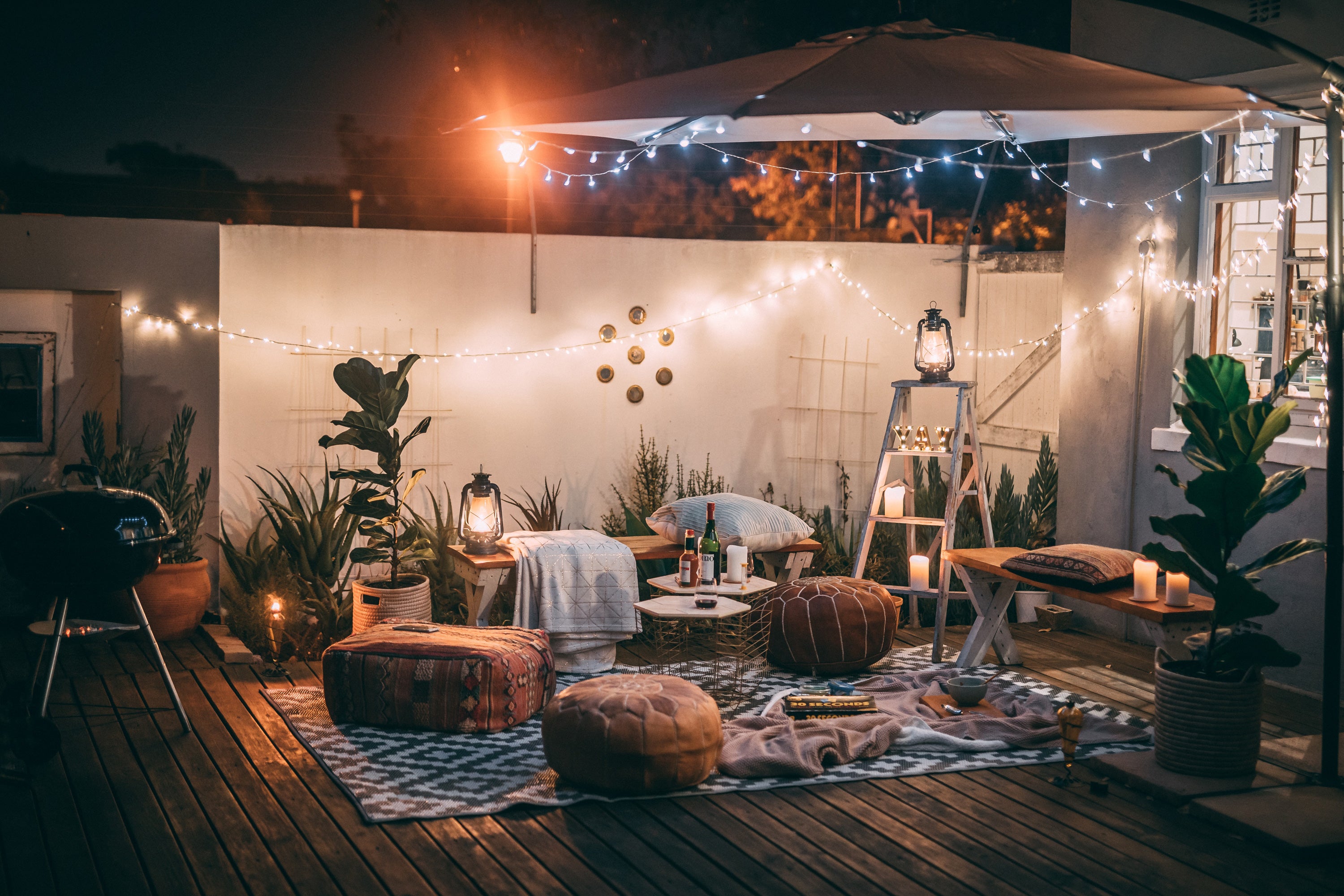 terrasse cosy guirlandes poufs