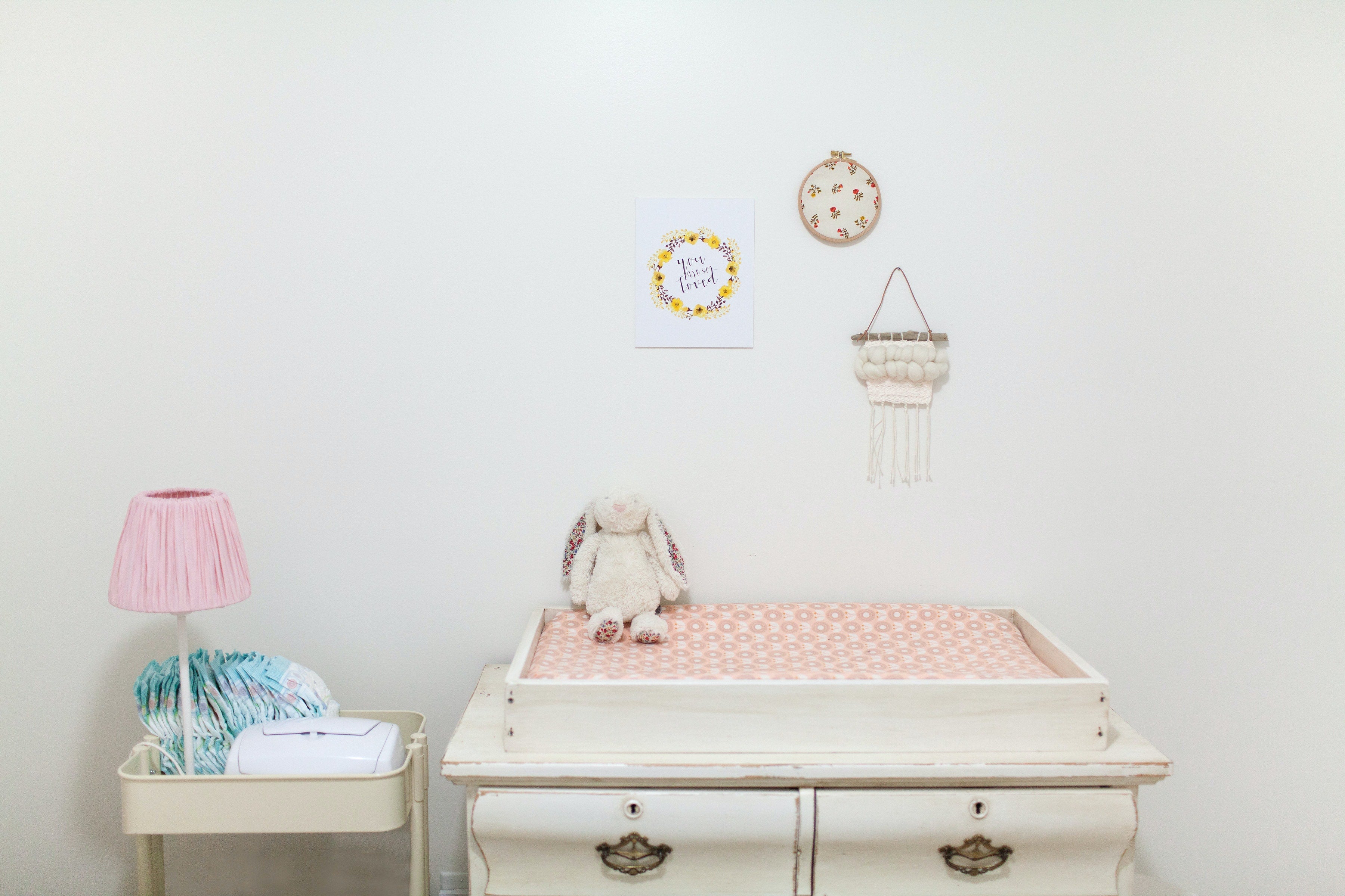 commode chambre bébé vintage rose blanc