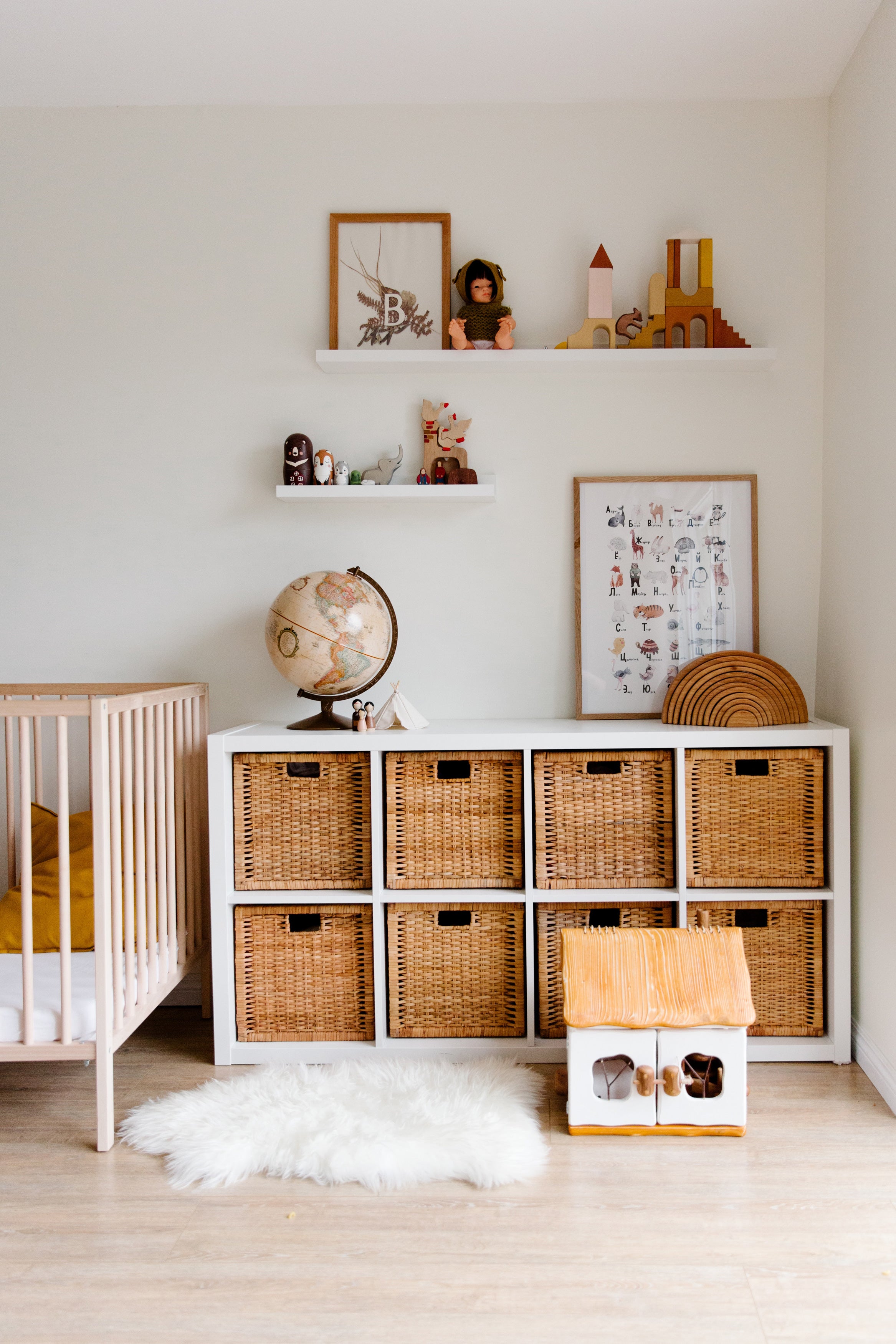 chambre bébé rangement lit bois naturel