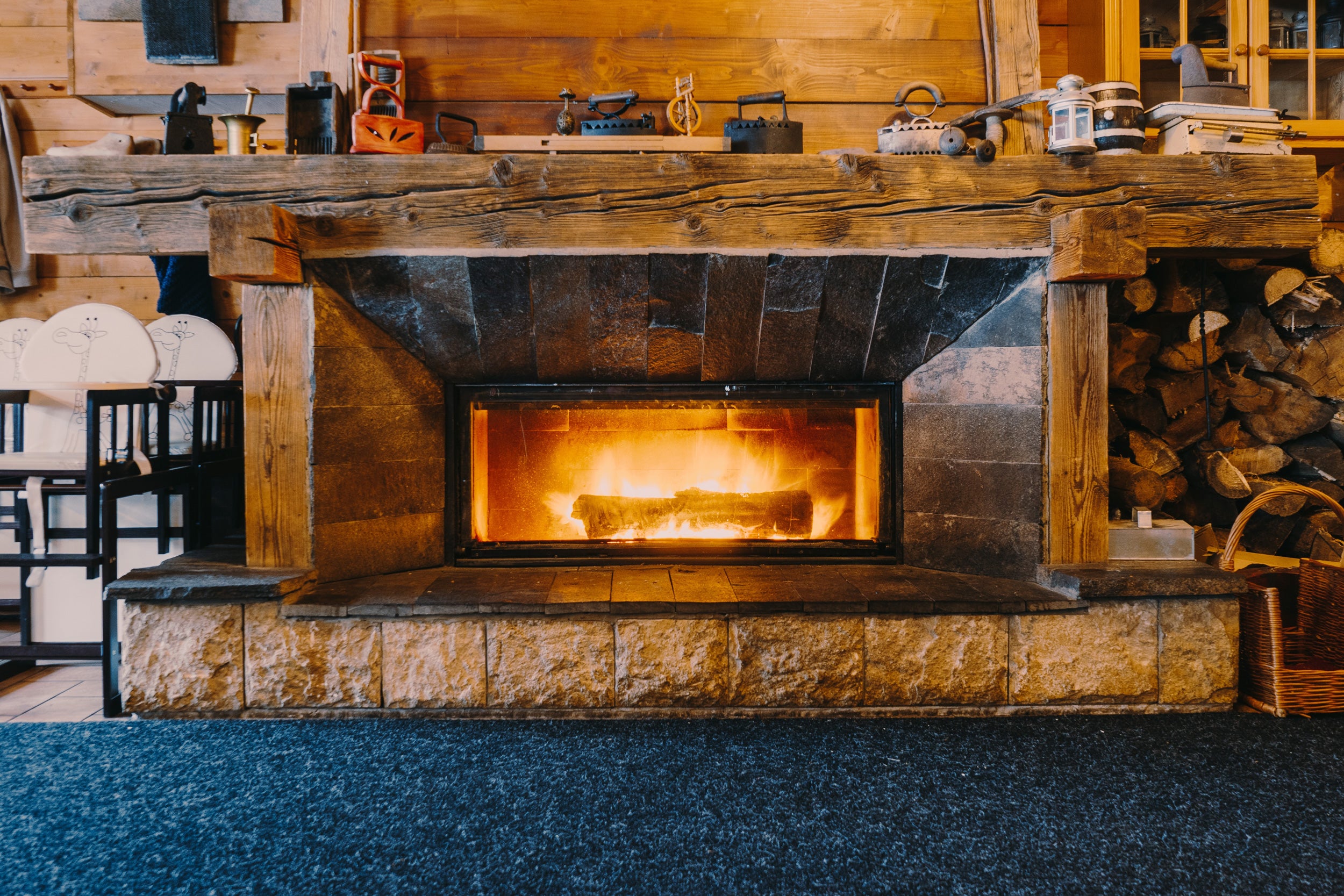 salon cheminée bois authentique