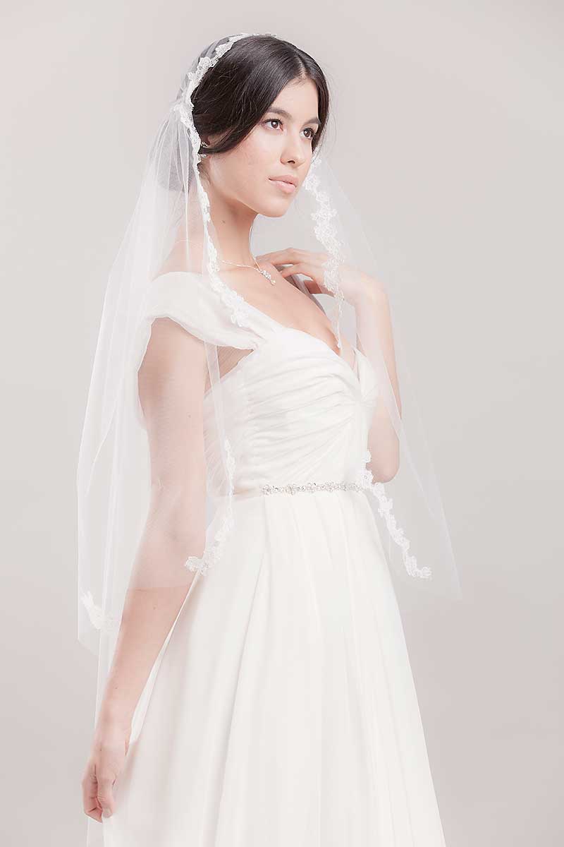 model wearing a a Juliet veil by Laura Jayne