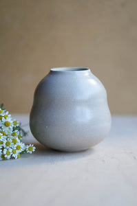 creamy vase