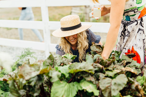 garden party lady in hat