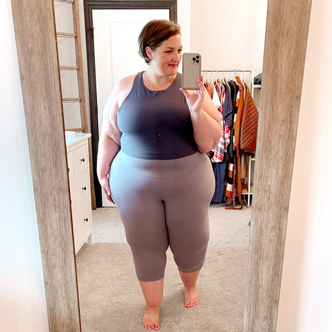 athleta plus size try on cropped leggings and long line tank with one real momma onerealmomma