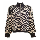 Zipper trui zebra beige zwart | Trui zebra print met ritssluiting beige zwart. Zipper trui zwart beige met zebra print dames. Zwart/beige sweater met col en rits aan de bovenkant. Zipper sweater zebra. De sweater is One-size en geschikt voor de maten S t/m L. Materiaal van de sweater: acrylic.
