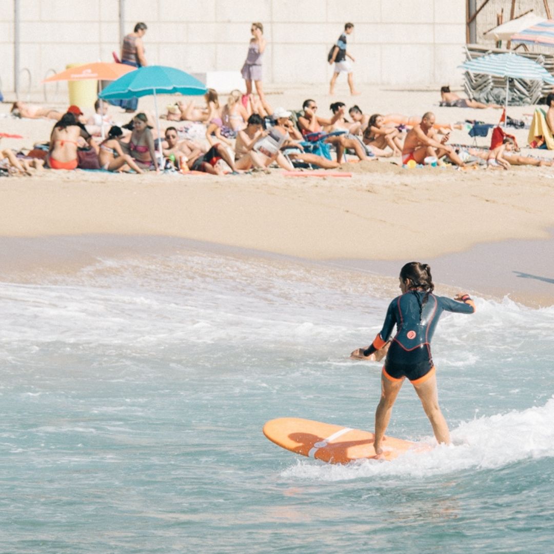 Ines en una Clase de Surf en Barcelona