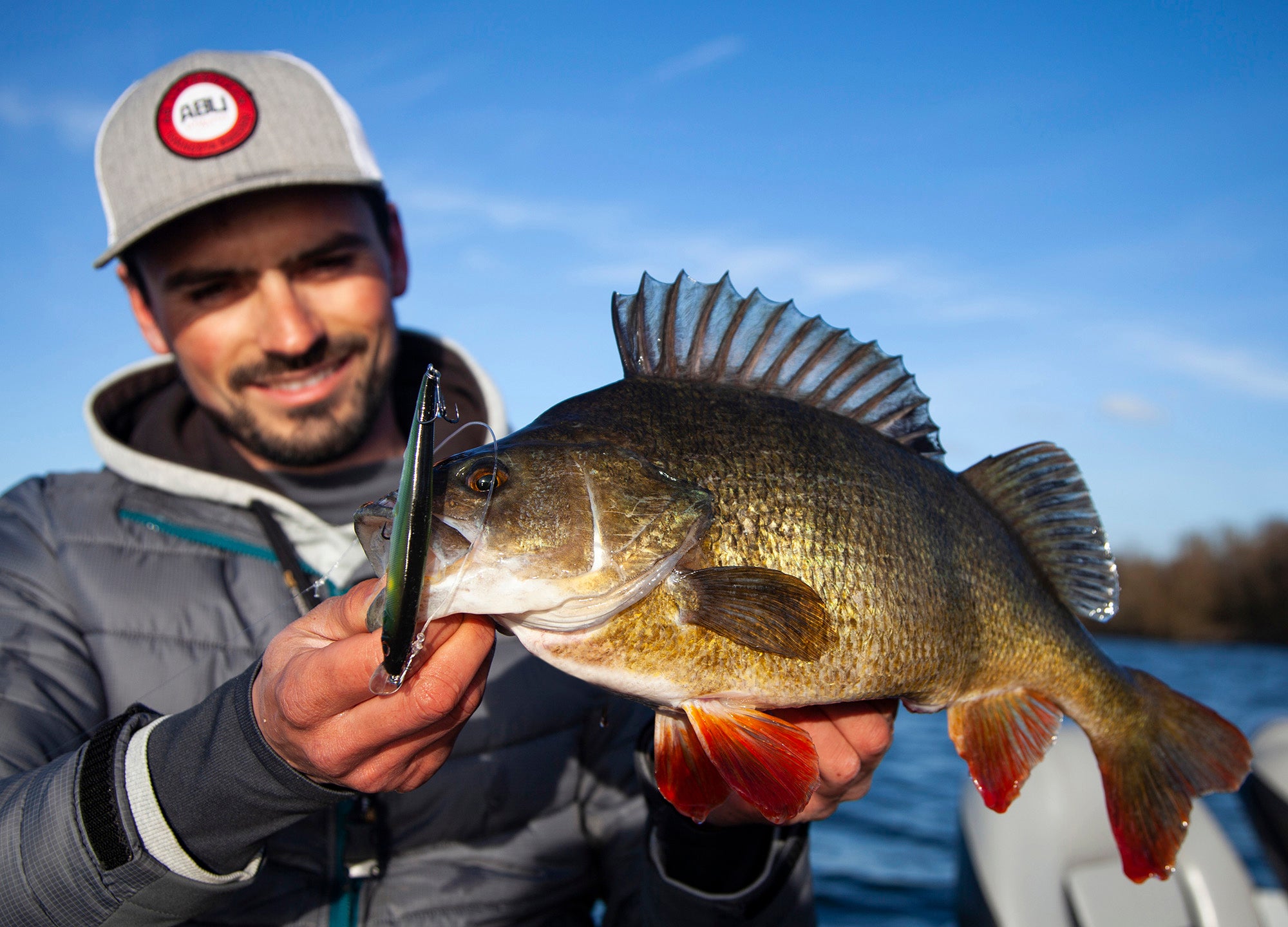 Hank Cherry hält die Bassmaster Classic-Trophäe 2021 in der Hand