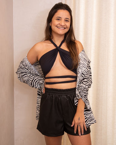 cropped amarrações, shorts preto e camisa social de zebra