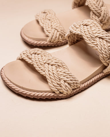sandália rasteira branca com tira trançada