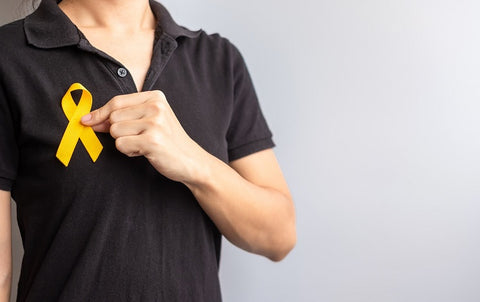 mulher segurando fita amarela, símbolo da campanha setembro amarelo