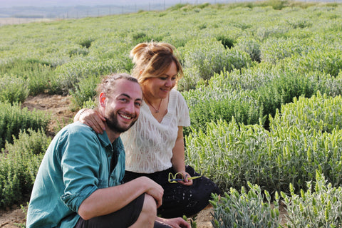 Produzentin Anastasia und Gründer Alexis in einem Feld mit Griechischem Bergtee