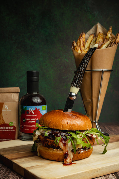 Foto Veggie Burger mit Bio Balsamico Creme mit Aroniabeeren und Granatapfel