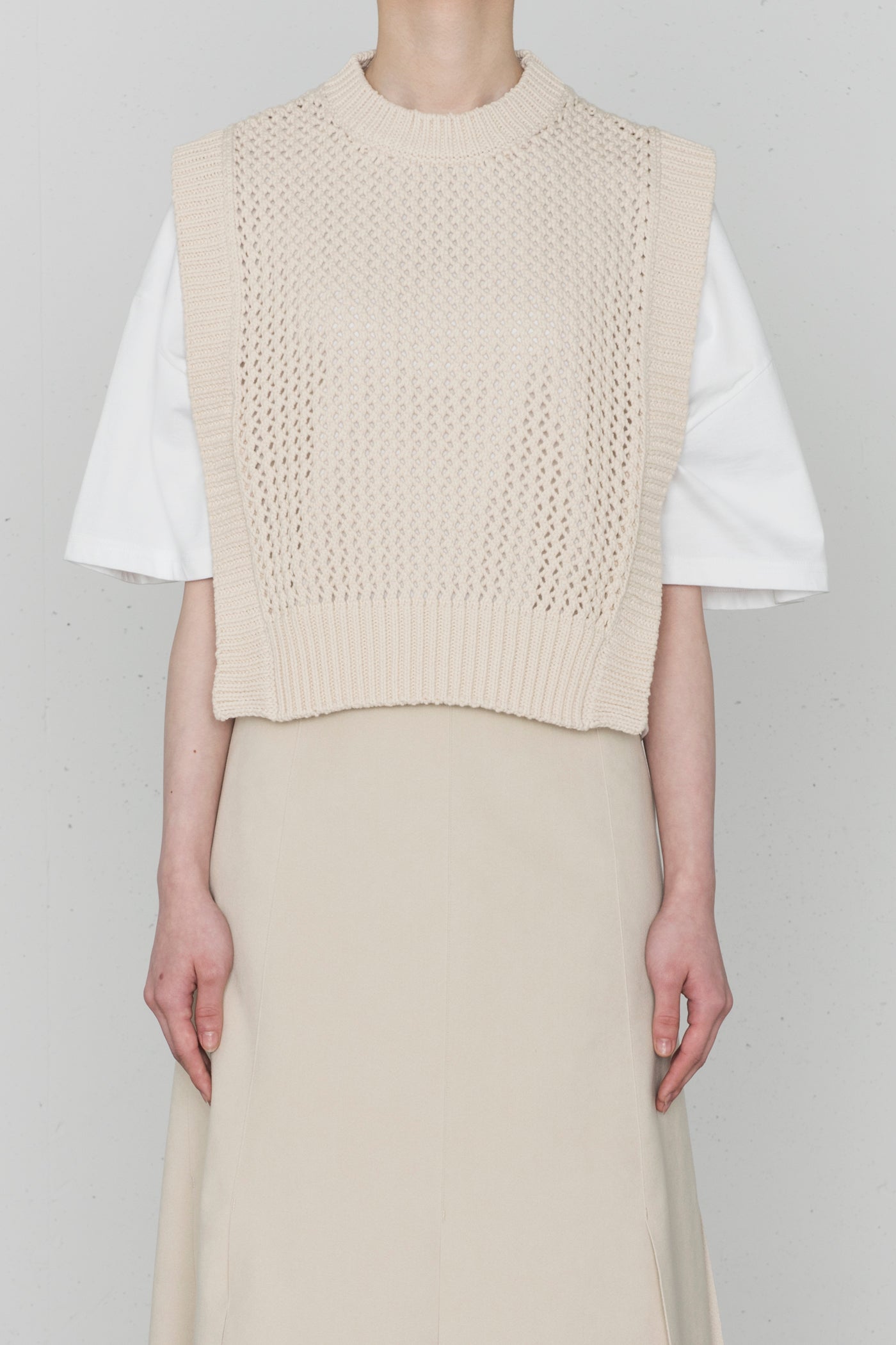 雑誌で紹介された Hyke CROPPED TOP crocheted SWEATER-エスシーピー