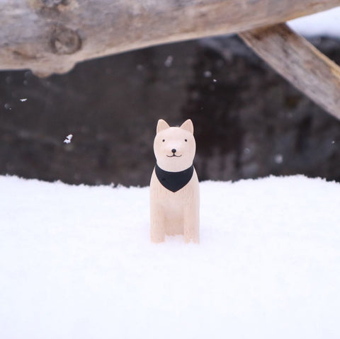chien japonais akita en bois 