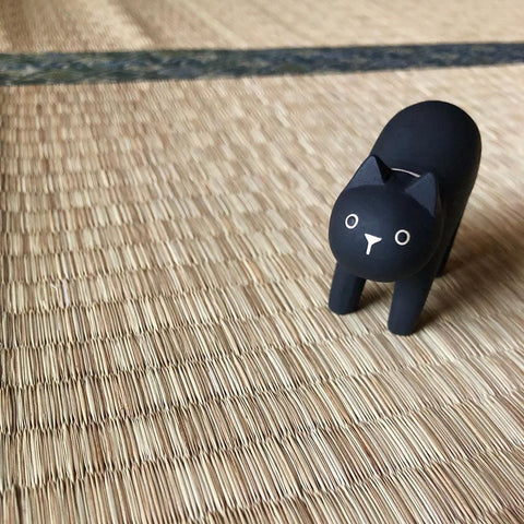 chat noir en bois sur tatami japonais 