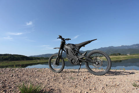 Eride Pro SS on a dirt mountain by a lake