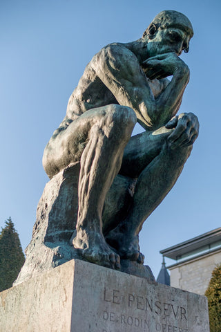 le penseur statue apprendre à jouer aux échecs