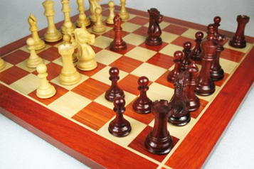 Schach Spiel auf massiven furnierten Holzbrett inklusive