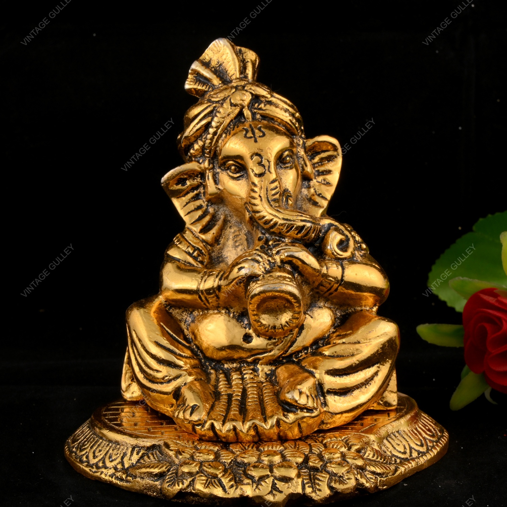 WHITE METAL GOLDEN GANESHA WITH PIPADI – Vintage Gulley