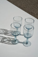 Lade das Bild in den Galerie-Viewer, a set of 4 baby blue wine glasses

