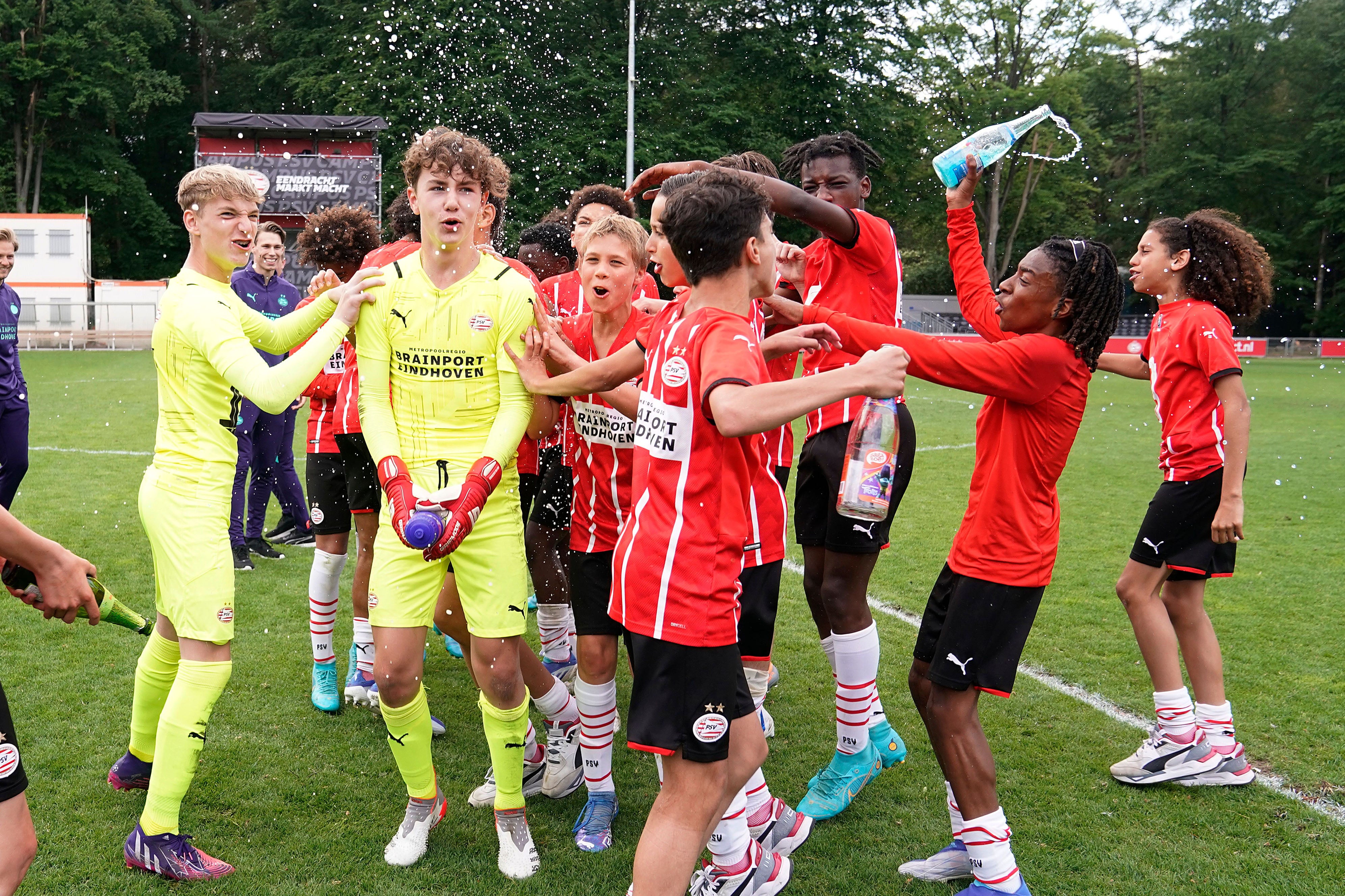 Gripmode-Athlet Kane Aerts feiert mit der U14-Mannschaft des PSV Eindhoven großen Erfolg