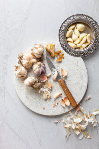 Peel garlic, peeling garlic cloves with knife