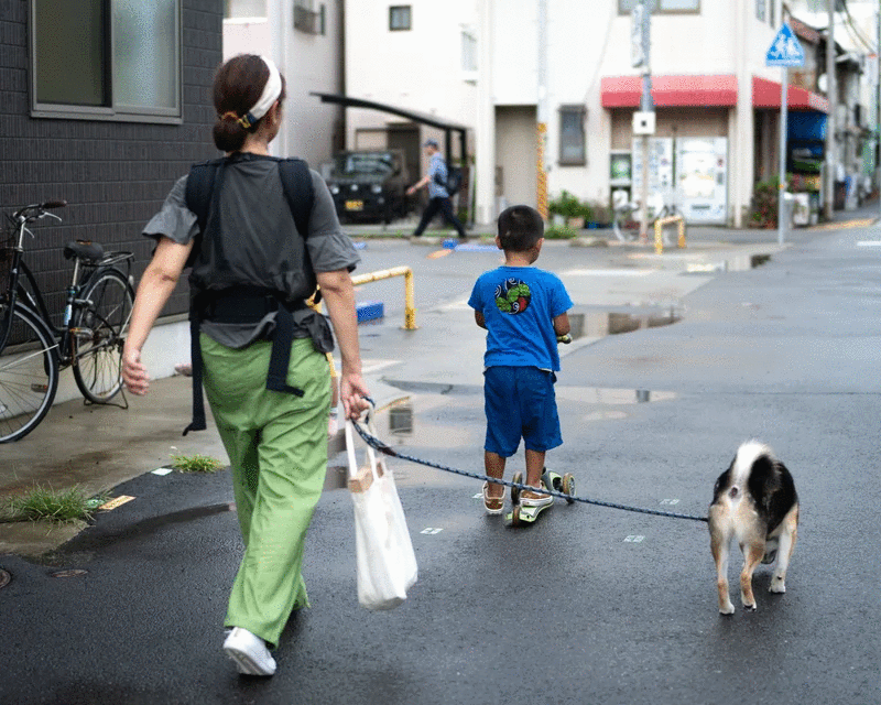 小笠原さんとその息子、そして柴犬を連れて歩く後ろ姿