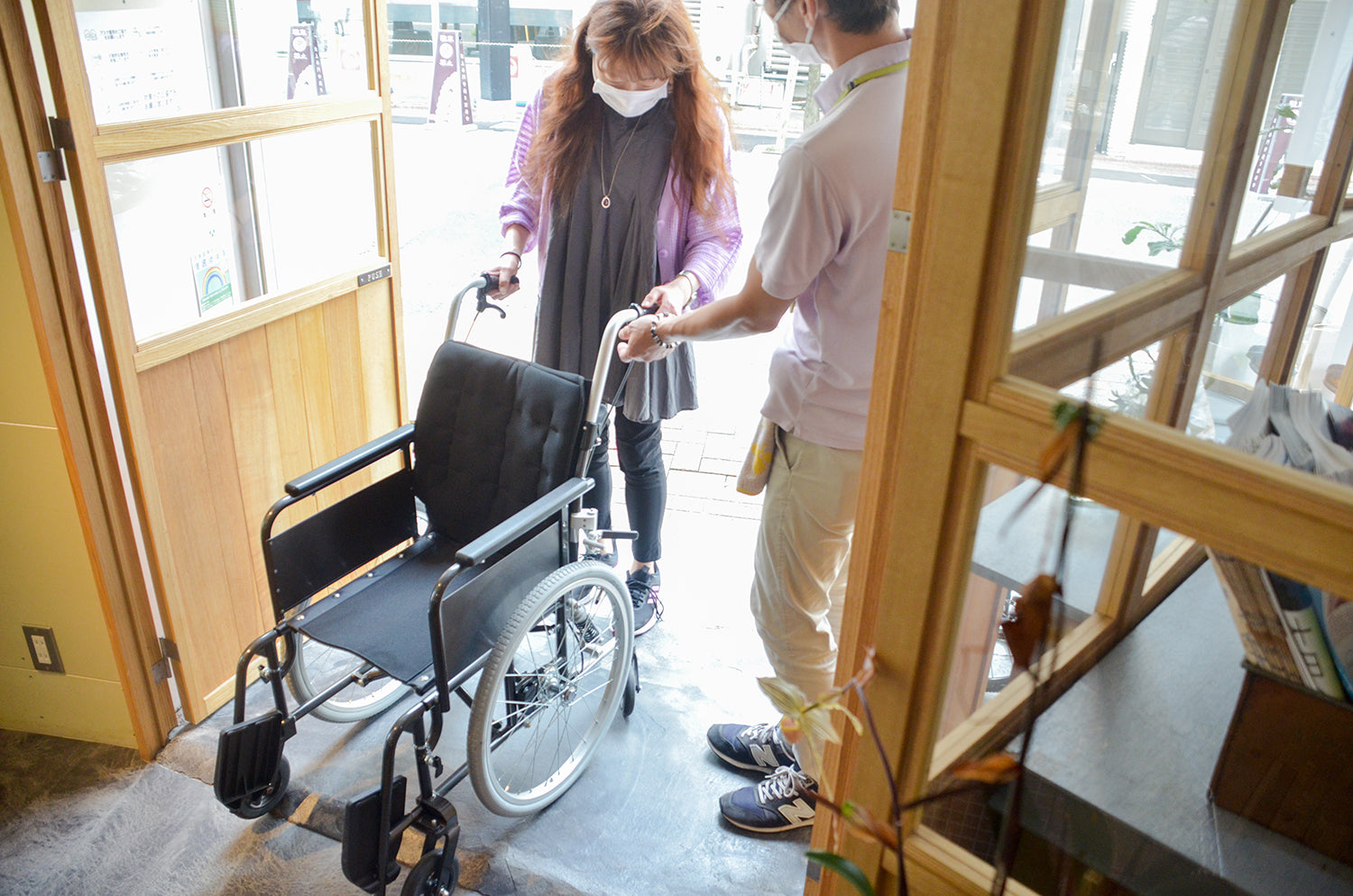 会場でCOLORSの車椅子を実際に試す女性の写真