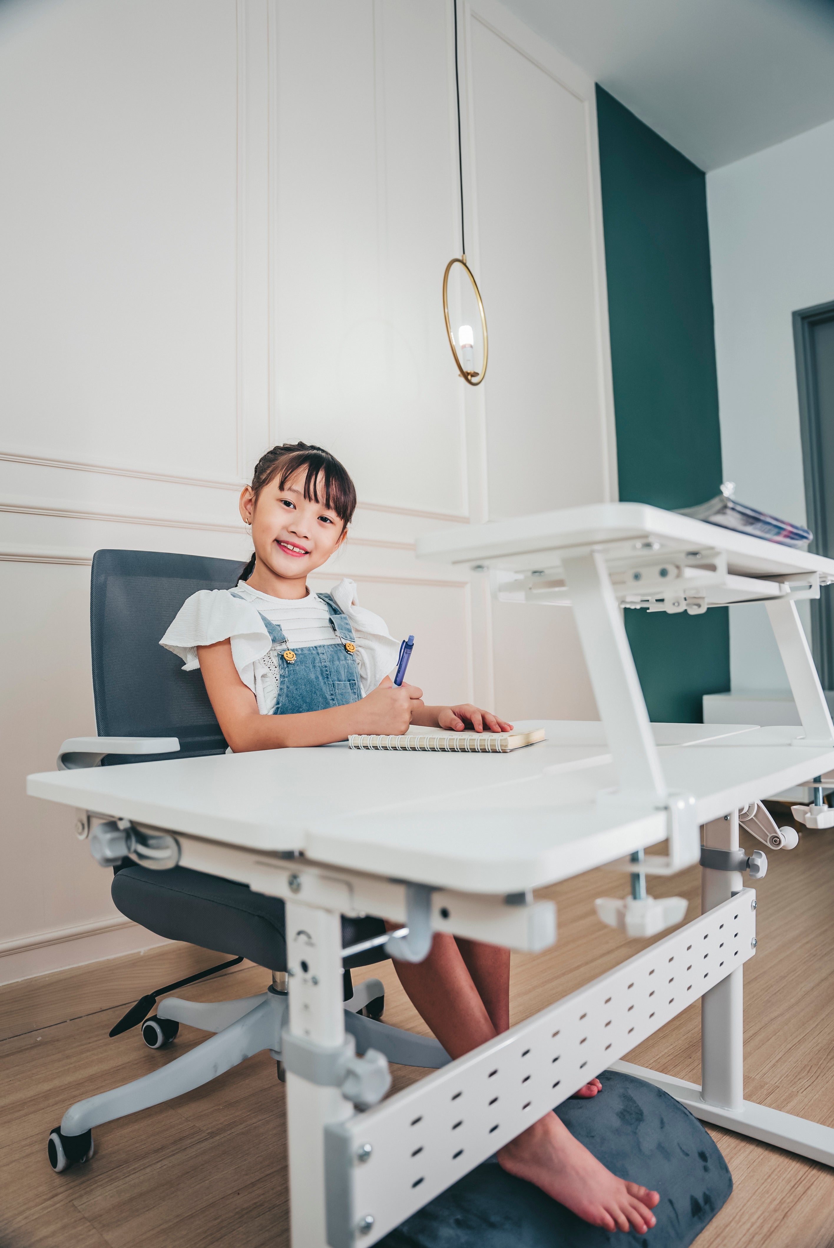 Kid outlet ergonomic desk