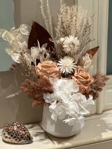 White and neutral toned dried flower arrangement